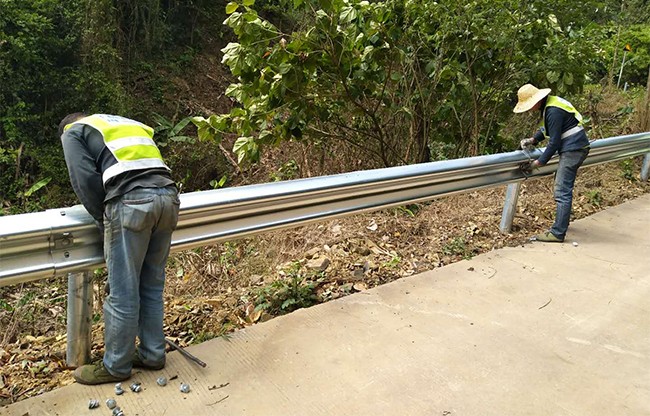 克拉玛依高速公路护栏的定期维护与保养