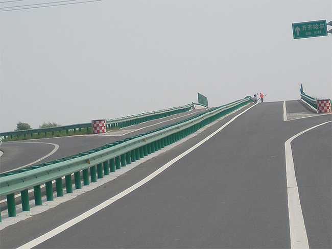 克拉玛依高速公路护栏的材质与规格